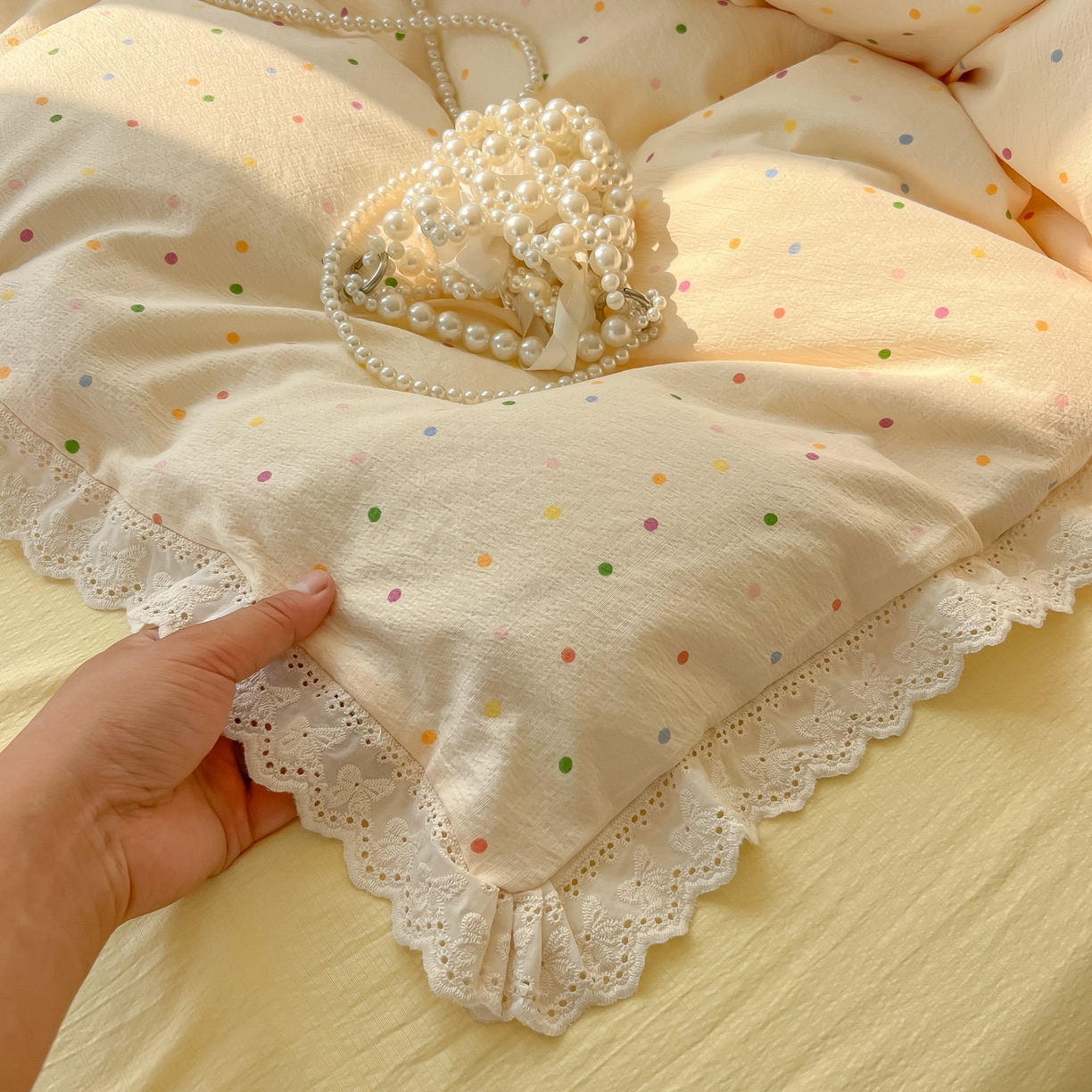 91家纺网 家纺一手货源 找家纺 韩巢家纺 2025新款蝴蝶花边直播热销款四件套开学季韩系学生宿舍床上三件套-（提供卖家秀） 波点世界【蝴蝶花边款】