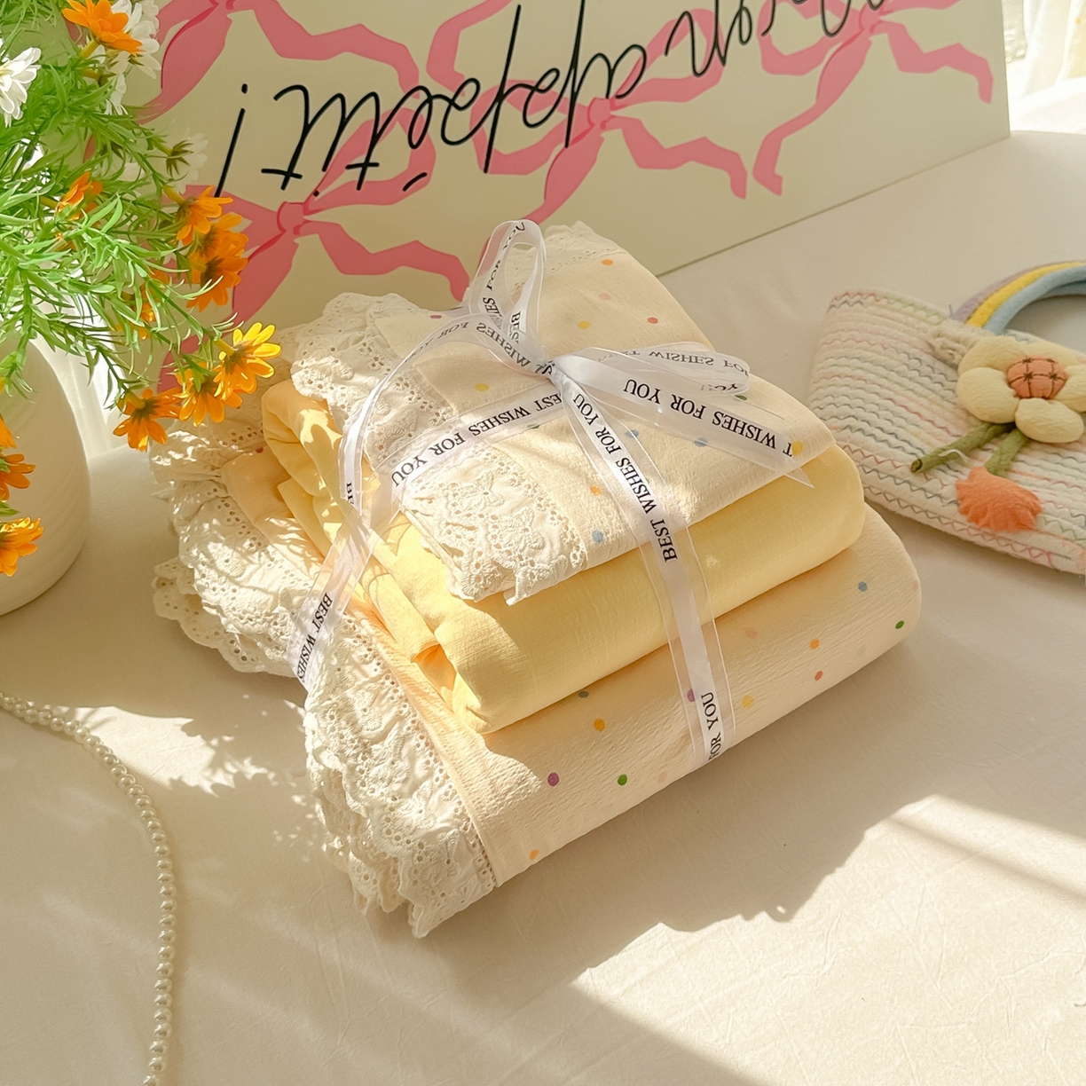 91家纺网 家纺一手货源 找家纺 韩巢家纺 2025新款蝴蝶花边直播热销款四件套开学季韩系学生宿舍床上三件套-（提供卖家秀） 波点世界【蝴蝶花边款】