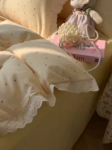 91家纺网 家纺一手货源 找家纺 韩巢家纺 2025新款蝴蝶花边直播热销款四件套开学季韩系学生宿舍床上三件套-（提供卖家秀） 波点世界【蝴蝶花边款】