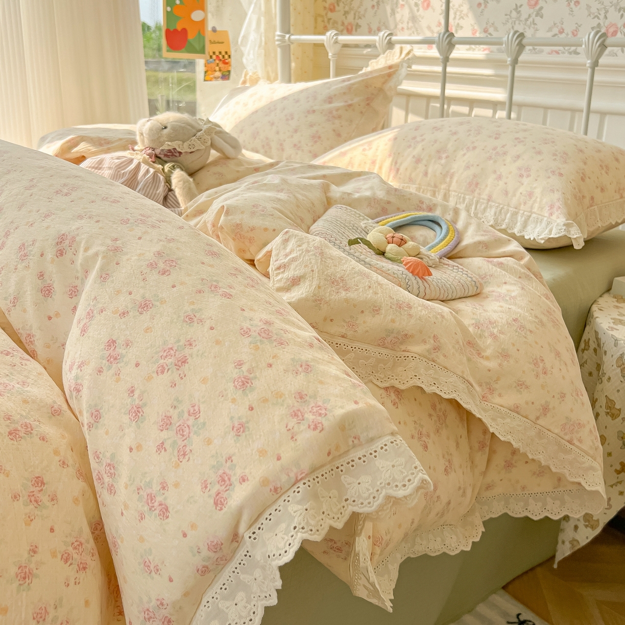 91家纺网 家纺一手货源 找家纺 韩巢家纺 2025新款蝴蝶花边直播热销款四件套开学季韩系学生宿舍床上三件套-（提供卖家秀） 川岛落日【蝴蝶花边款】