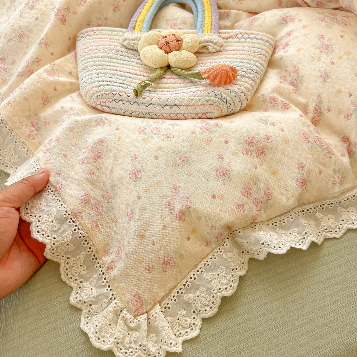 91家纺网 家纺一手货源 找家纺 韩巢家纺 2025新款蝴蝶花边直播热销款四件套开学季韩系学生宿舍床上三件套-（提供卖家秀） 川岛落日【蝴蝶花边款】