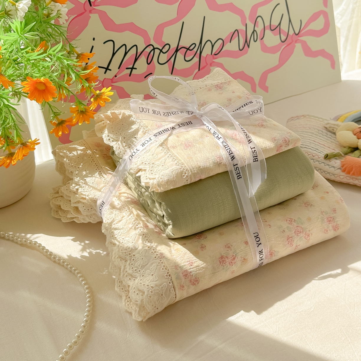 91家纺网 家纺一手货源 找家纺 韩巢家纺 2025新款蝴蝶花边直播热销款四件套开学季韩系学生宿舍床上三件套-（提供卖家秀） 川岛落日【蝴蝶花边款】