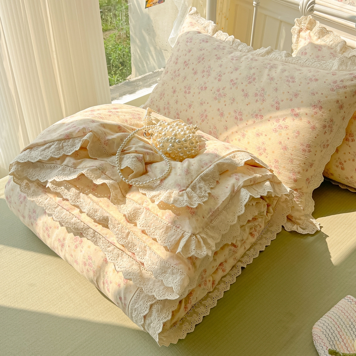 91家纺网 家纺一手货源 找家纺 韩巢家纺 2025新款蝴蝶花边直播热销款四件套开学季韩系学生宿舍床上三件套-（提供卖家秀） 川岛落日【蝴蝶花边款】