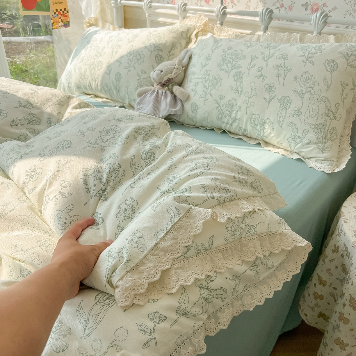 91家纺网 家纺一手货源 找家纺 韩巢家纺 2025新款蝴蝶花边直播热销款四件套开学季韩系学生宿舍床上三件套-（提供卖家秀） 海像森林【蝴蝶花边款】