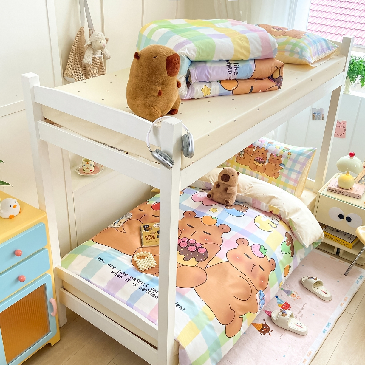 91家纺网 家纺一手货源 找家纺 博雅2025新款卡皮巴拉全棉学生宿舍套件三件套多件套 蛋糕卡皮巴拉