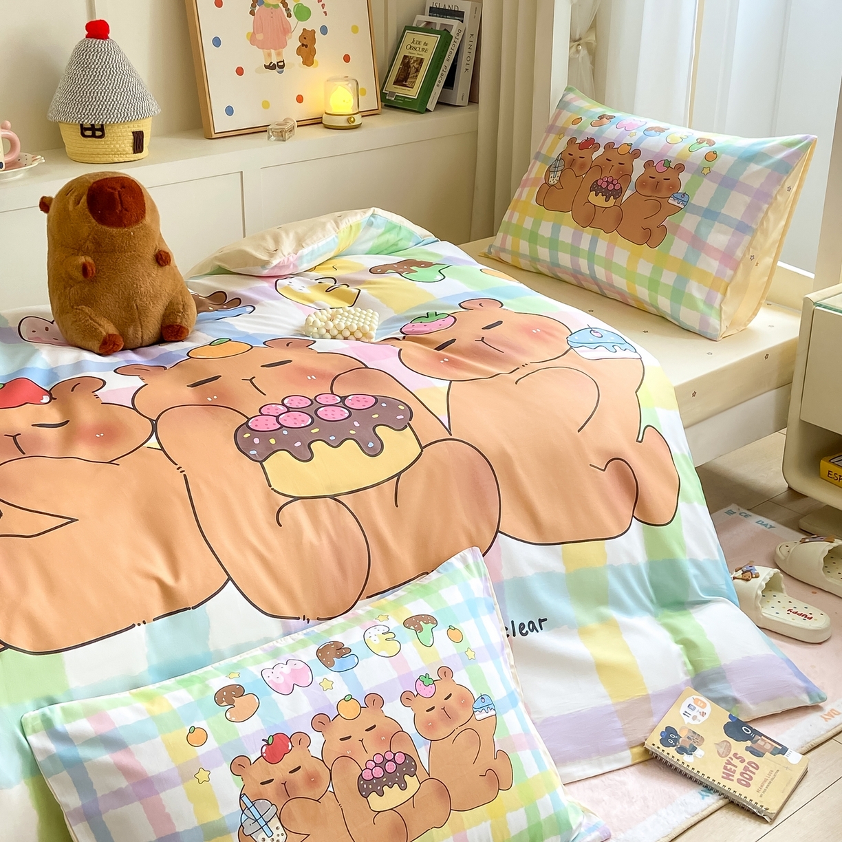 91家纺网 家纺一手货源 找家纺 博雅2025新款卡皮巴拉全棉学生宿舍套件三件套多件套 蛋糕卡皮巴拉