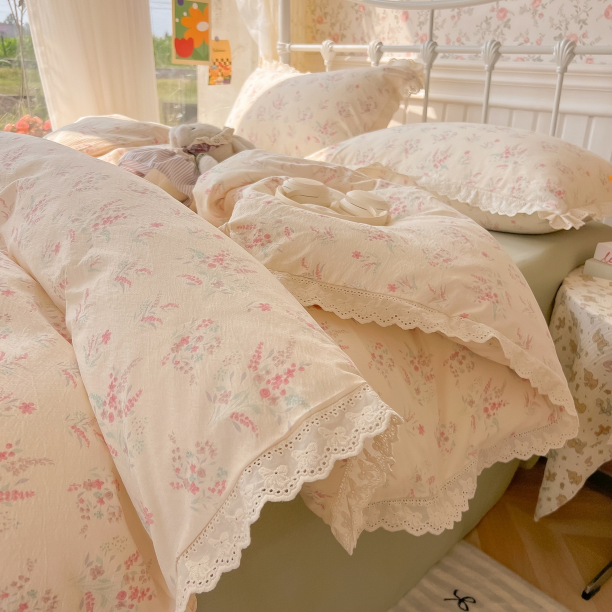 91家纺网 家纺一手货源 找家纺 韩巢家纺 2025新款蝴蝶花边直播热销款四件套开学季韩系学生宿舍床上三件套-（提供卖家秀） 奶昔甜糕-粉【蝴蝶花边款】