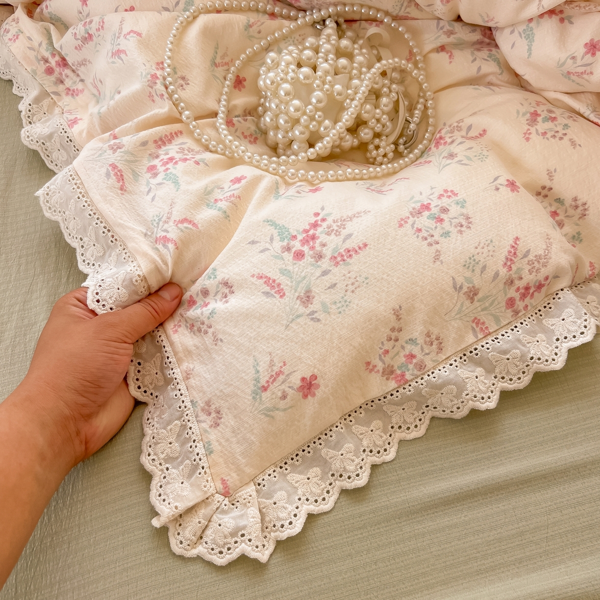 91家纺网 家纺一手货源 找家纺 韩巢家纺 2025新款蝴蝶花边直播热销款四件套开学季韩系学生宿舍床上三件套-（提供卖家秀） 奶昔甜糕-粉【蝴蝶花边款】