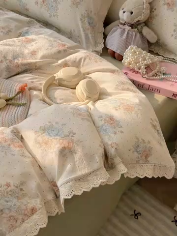 91家纺网 家纺一手货源 找家纺 韩巢家纺 2025新款蝴蝶花边直播热销款四件套开学季韩系学生宿舍床上三件套-（提供卖家秀） 蔷薇岛屿【蝴蝶花边款】