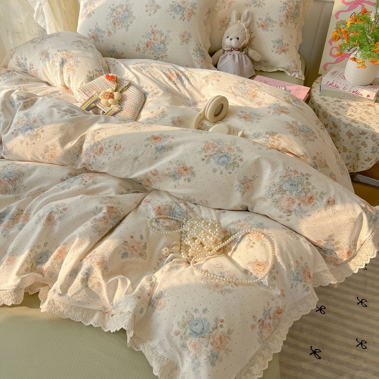 91家纺网 家纺一手货源 找家纺 韩巢家纺 2025新款蝴蝶花边直播热销款四件套开学季韩系学生宿舍床上三件套-（提供卖家秀） 蔷薇岛屿【蝴蝶花边款】