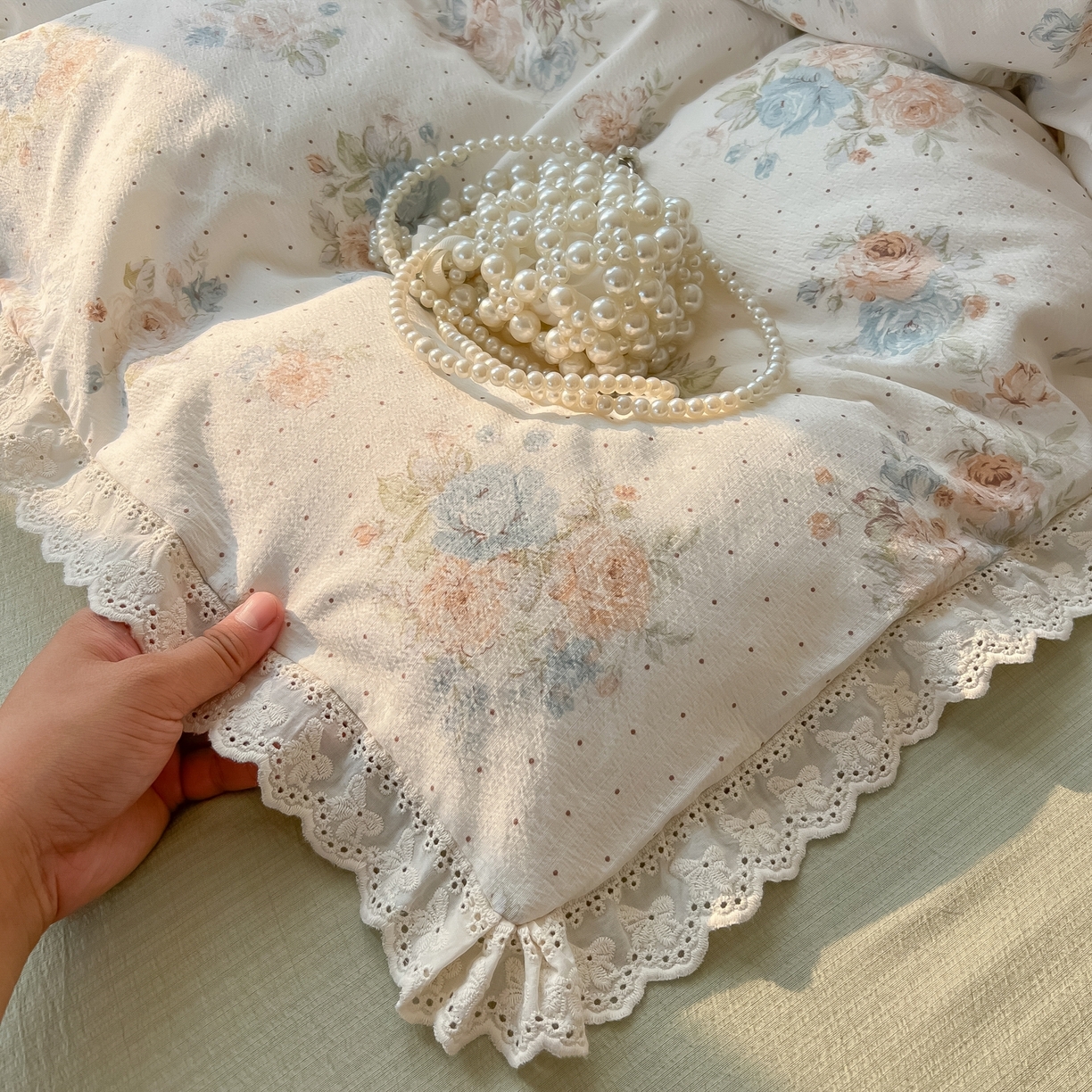 91家纺网 家纺一手货源 找家纺 韩巢家纺 2025新款蝴蝶花边直播热销款四件套开学季韩系学生宿舍床上三件套-（提供卖家秀） 蔷薇岛屿【蝴蝶花边款】