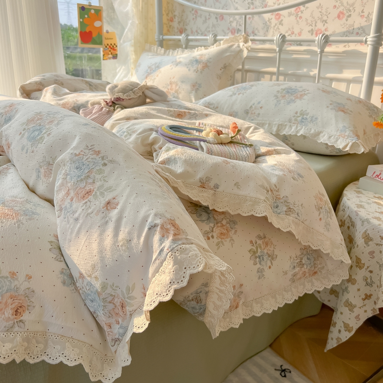 91家纺网 家纺一手货源 找家纺 韩巢家纺 2025新款蝴蝶花边直播热销款四件套开学季韩系学生宿舍床上三件套-（提供卖家秀） 蔷薇岛屿【蝴蝶花边款】