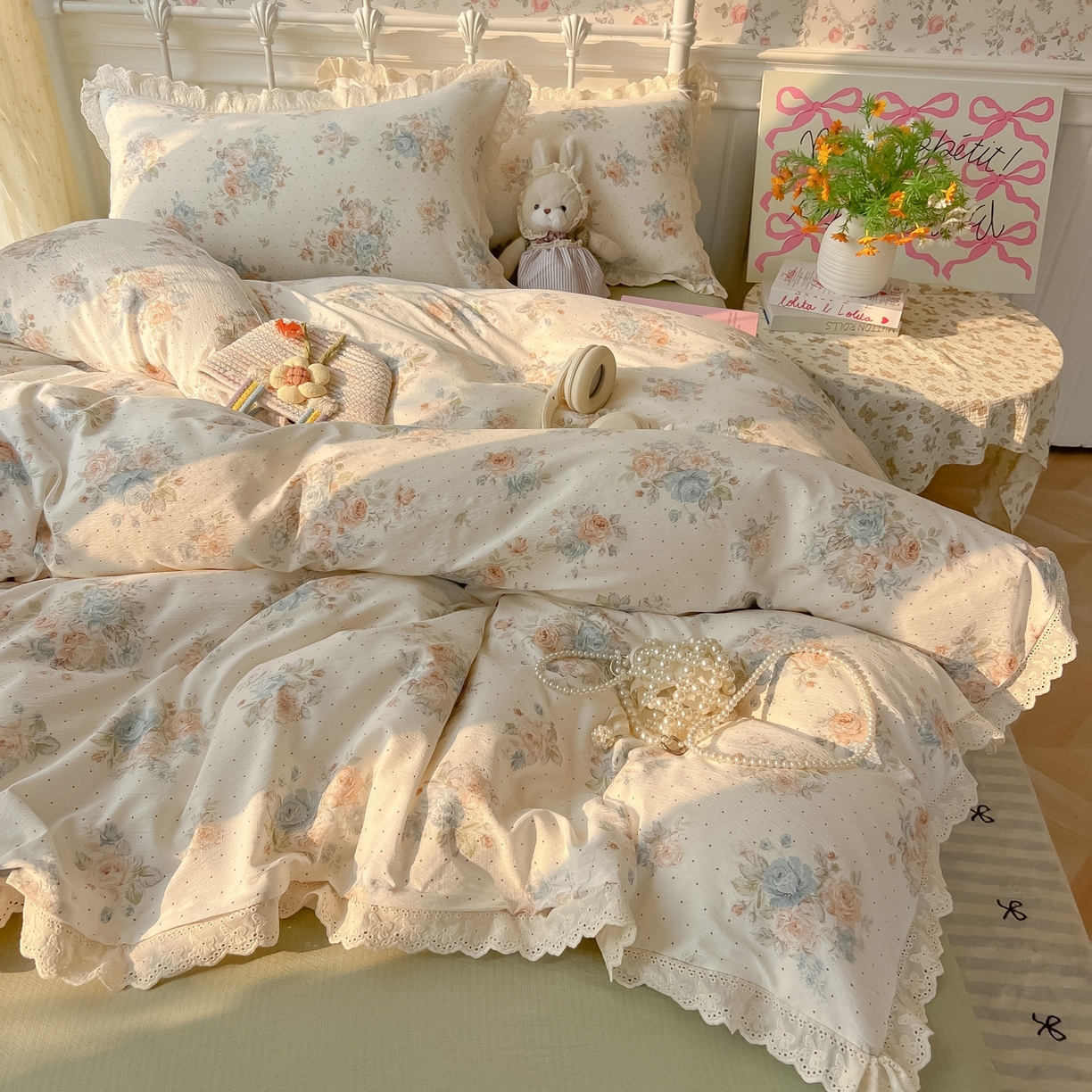 91家纺网 家纺一手货源 找家纺 韩巢家纺 2025新款蝴蝶花边直播热销款四件套开学季韩系学生宿舍床上三件套-（提供卖家秀） 蔷薇岛屿【蝴蝶花边款】