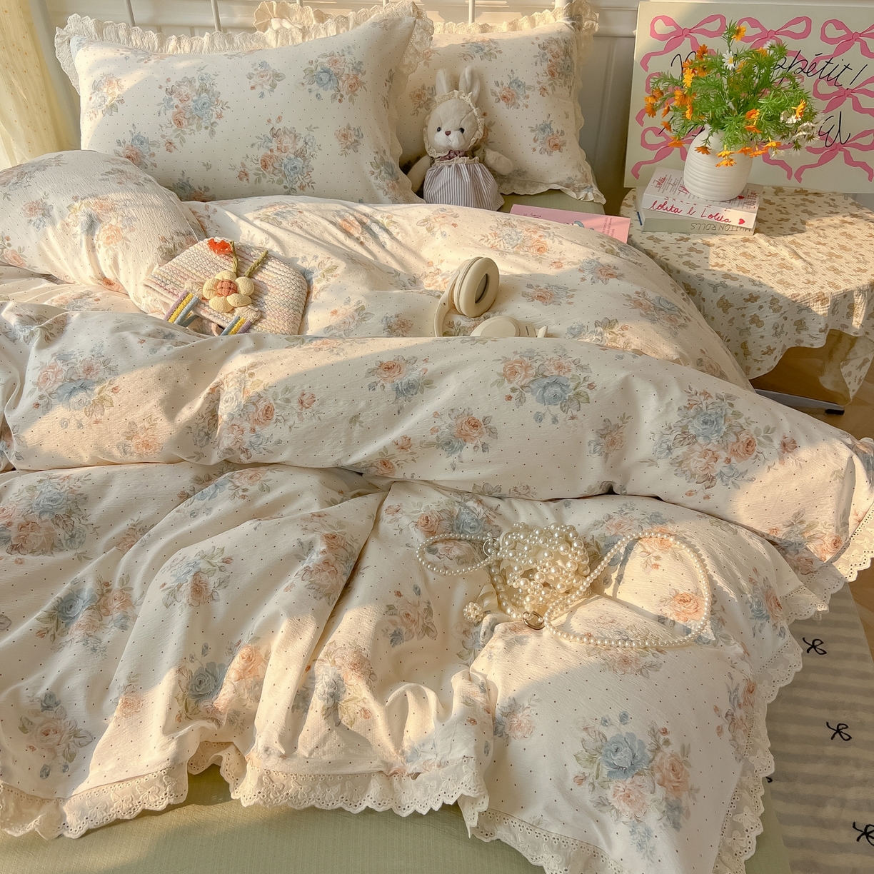 91家纺网 家纺一手货源 找家纺 韩巢家纺 2025新款蝴蝶花边直播热销款四件套开学季韩系学生宿舍床上三件套-（提供卖家秀） 蔷薇岛屿【蝴蝶花边款】