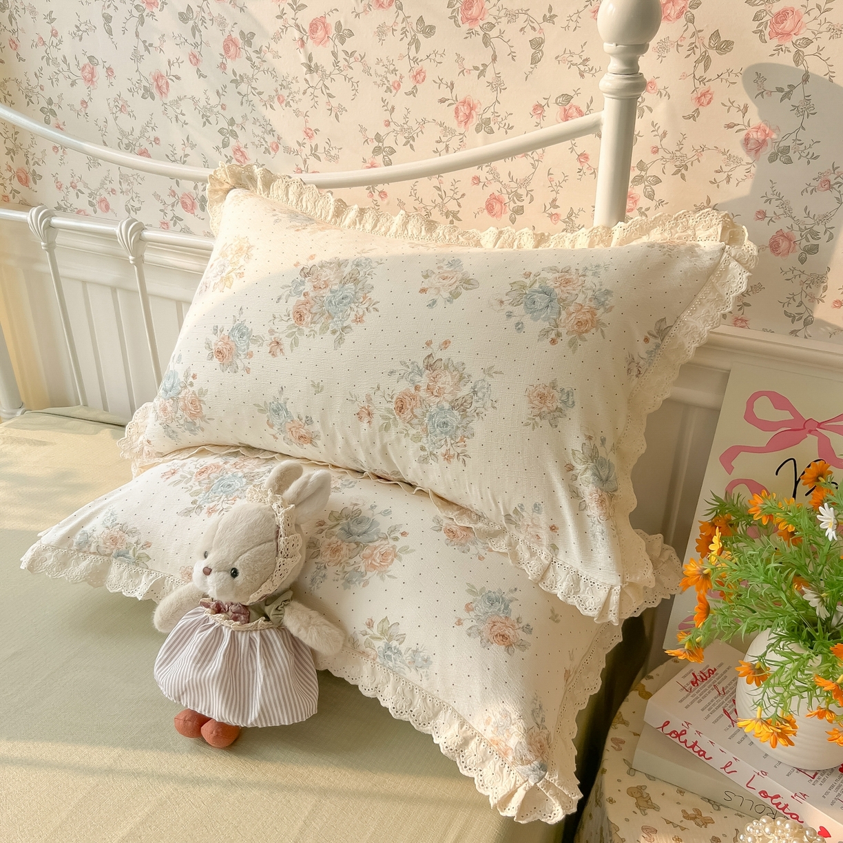 91家纺网 家纺一手货源 找家纺 韩巢家纺 2025新款蝴蝶花边直播热销款四件套开学季韩系学生宿舍床上三件套-（提供卖家秀） 蔷薇岛屿【蝴蝶花边款】