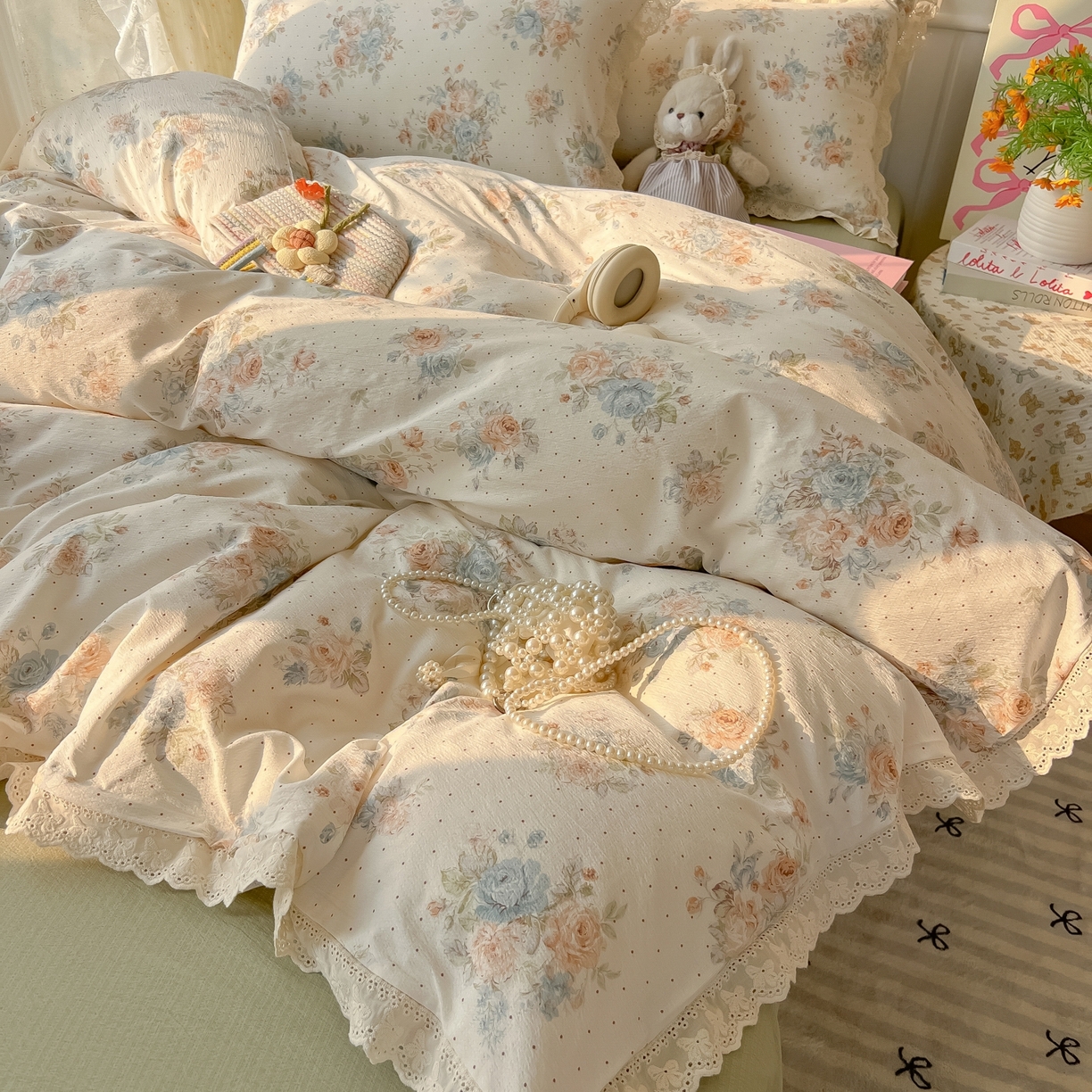 91家纺网 家纺一手货源 找家纺 韩巢家纺 2025新款蝴蝶花边直播热销款四件套开学季韩系学生宿舍床上三件套-（提供卖家秀） 蔷薇岛屿【蝴蝶花边款】