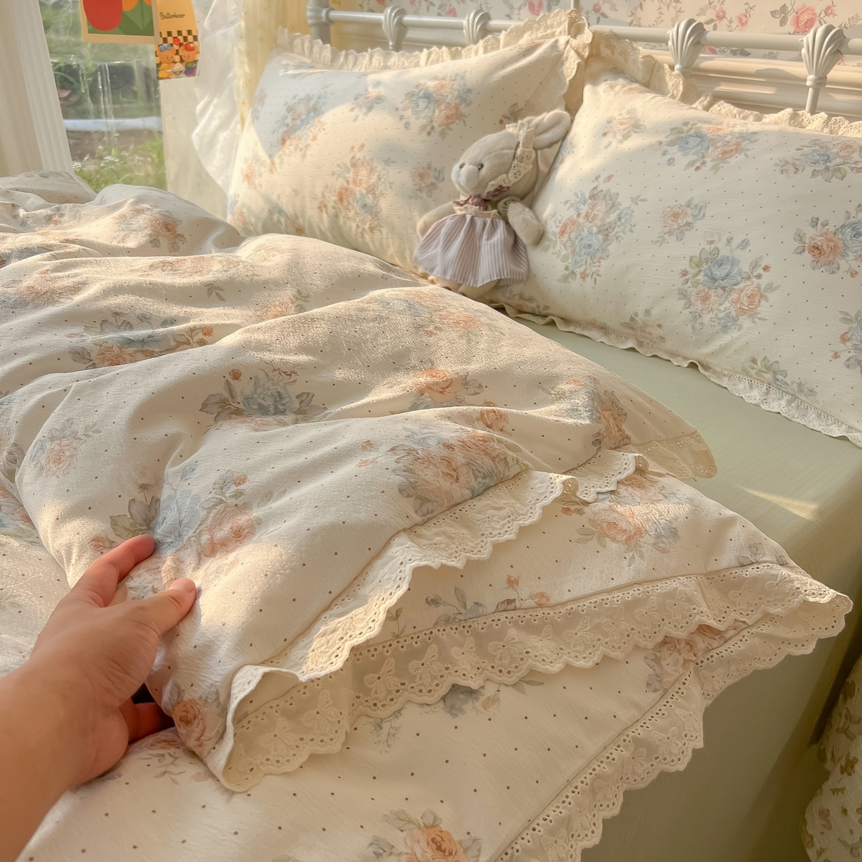 91家纺网 家纺一手货源 找家纺 韩巢家纺 2025新款蝴蝶花边直播热销款四件套开学季韩系学生宿舍床上三件套-（提供卖家秀） 蔷薇岛屿【蝴蝶花边款】