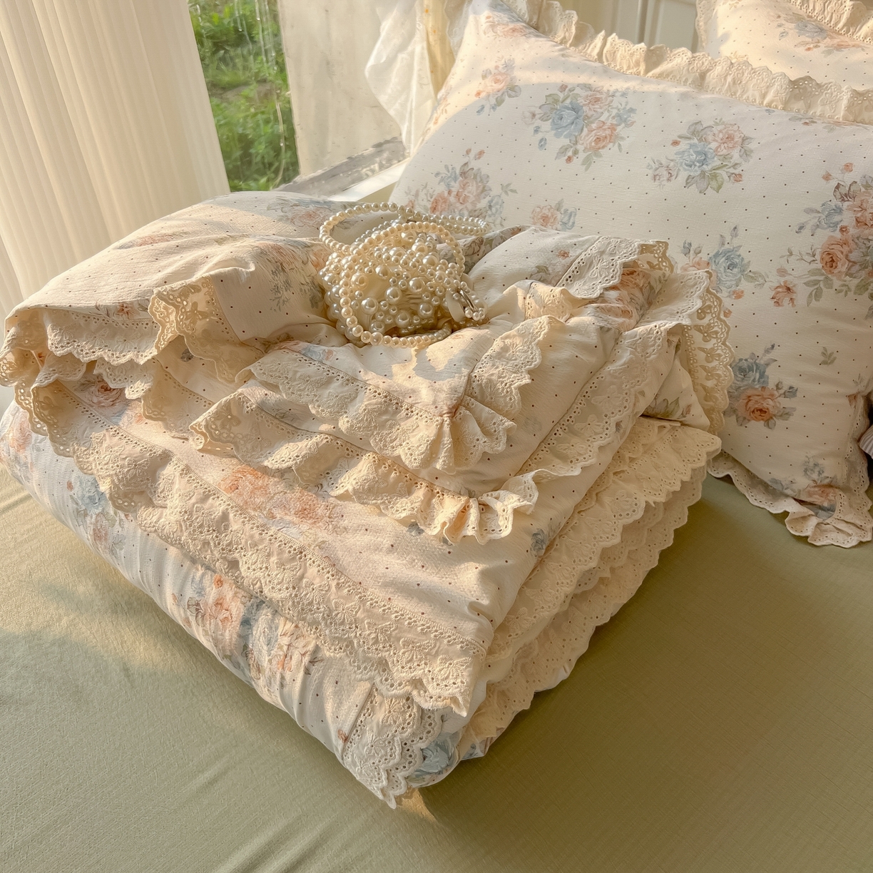 91家纺网 家纺一手货源 找家纺 韩巢家纺 2025新款蝴蝶花边直播热销款四件套开学季韩系学生宿舍床上三件套-（提供卖家秀） 蔷薇岛屿【蝴蝶花边款】