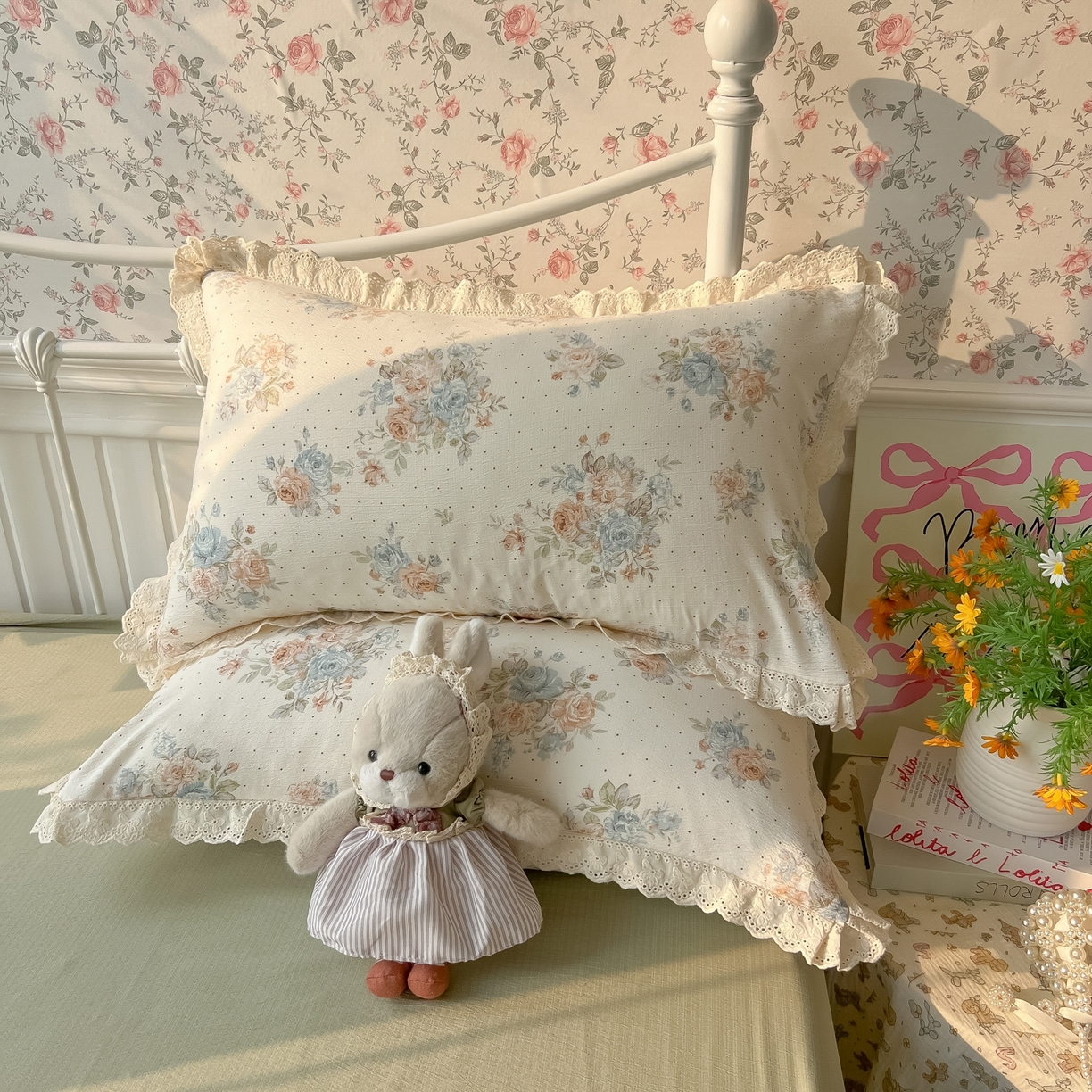 91家纺网 家纺一手货源 找家纺 韩巢家纺 2025新款蝴蝶花边直播热销款四件套开学季韩系学生宿舍床上三件套-（提供卖家秀） 蔷薇岛屿【蝴蝶花边款】