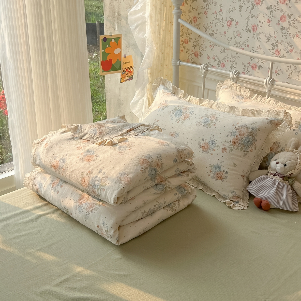 91家纺网 家纺一手货源 找家纺 韩巢家纺 2025新款蝴蝶花边直播热销款四件套开学季韩系学生宿舍床上三件套-（提供卖家秀） 蔷薇岛屿【蝴蝶花边款】