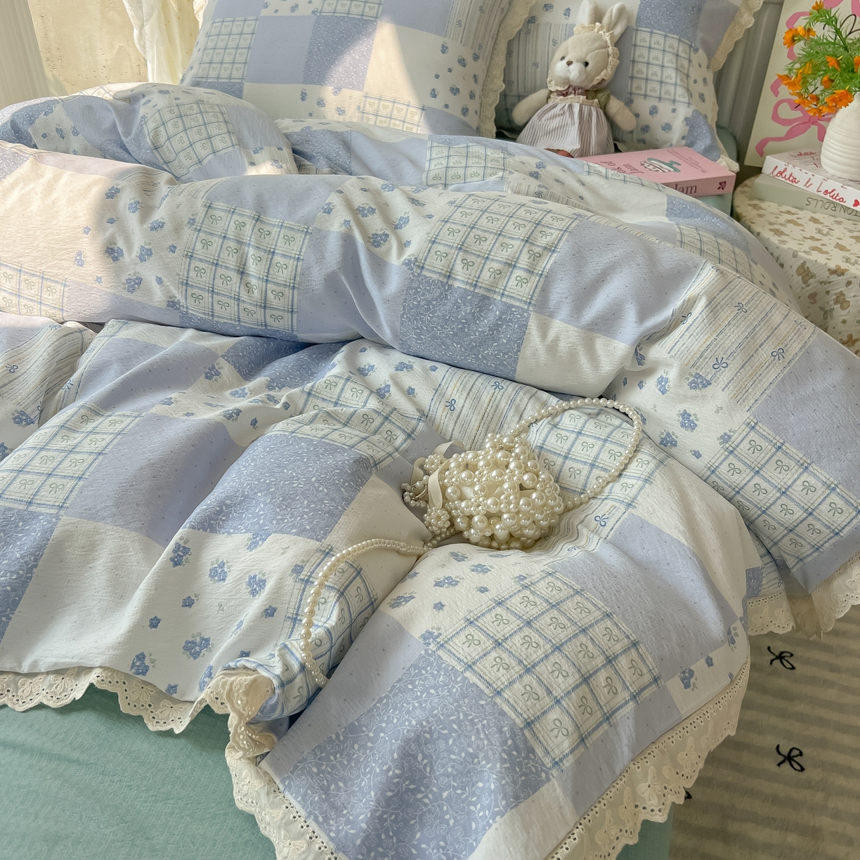 91家纺网 家纺一手货源 找家纺 韩巢家纺 2025新款蝴蝶花边直播热销款四件套开学季韩系学生宿舍床上三件套-（提供卖家秀） 雾漫春日-蓝【蝴蝶花边款】