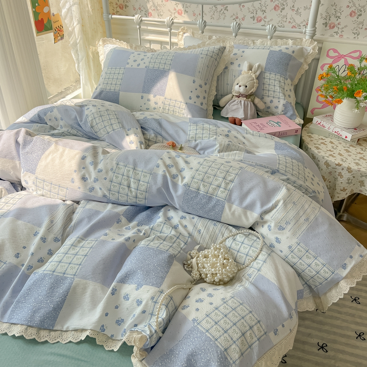 91家纺网 家纺一手货源 找家纺 韩巢家纺 2025新款蝴蝶花边直播热销款四件套开学季韩系学生宿舍床上三件套-（提供卖家秀） 雾漫春日-蓝【蝴蝶花边款】