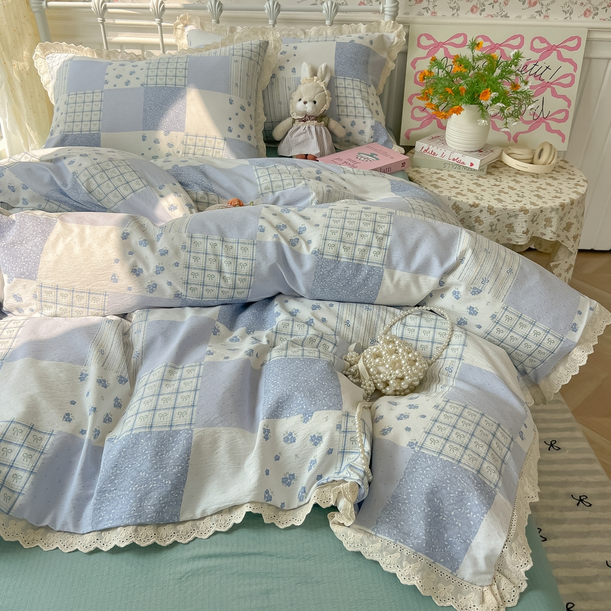 91家纺网 家纺一手货源 找家纺 韩巢家纺 2025新款蝴蝶花边直播热销款四件套开学季韩系学生宿舍床上三件套-（提供卖家秀） 雾漫春日-蓝【蝴蝶花边款】