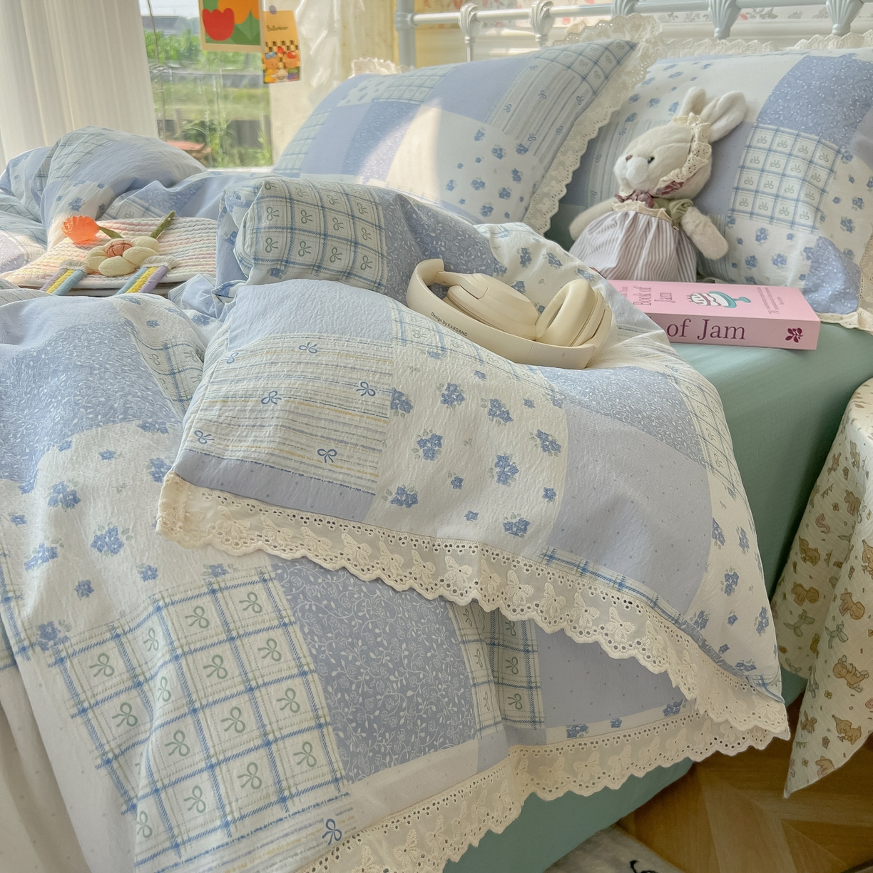 91家纺网 家纺一手货源 找家纺 韩巢家纺 2025新款蝴蝶花边直播热销款四件套开学季韩系学生宿舍床上三件套-（提供卖家秀） 雾漫春日-蓝【蝴蝶花边款】