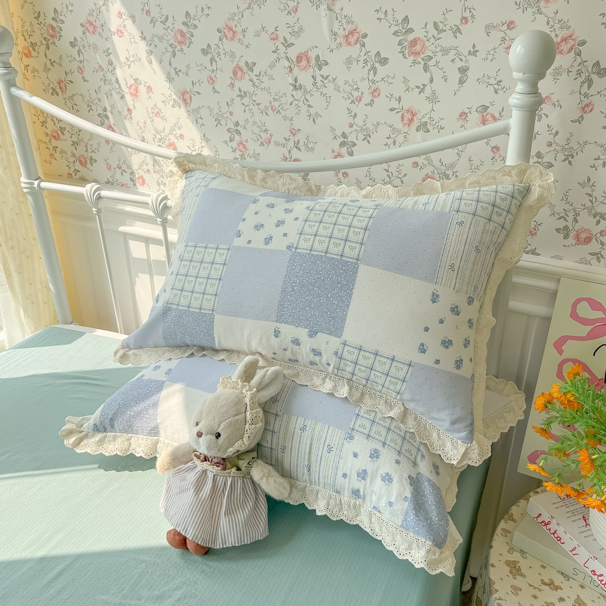 91家纺网 家纺一手货源 找家纺 韩巢家纺 2025新款蝴蝶花边直播热销款四件套开学季韩系学生宿舍床上三件套-（提供卖家秀） 雾漫春日-蓝【蝴蝶花边款】