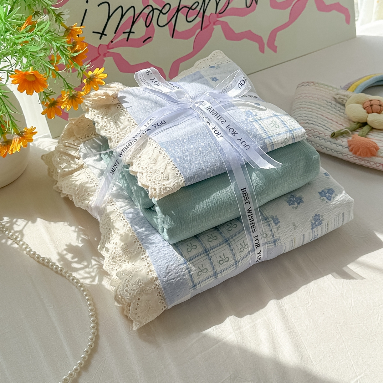 91家纺网 家纺一手货源 找家纺 韩巢家纺 2025新款蝴蝶花边直播热销款四件套开学季韩系学生宿舍床上三件套-（提供卖家秀） 雾漫春日-蓝【蝴蝶花边款】