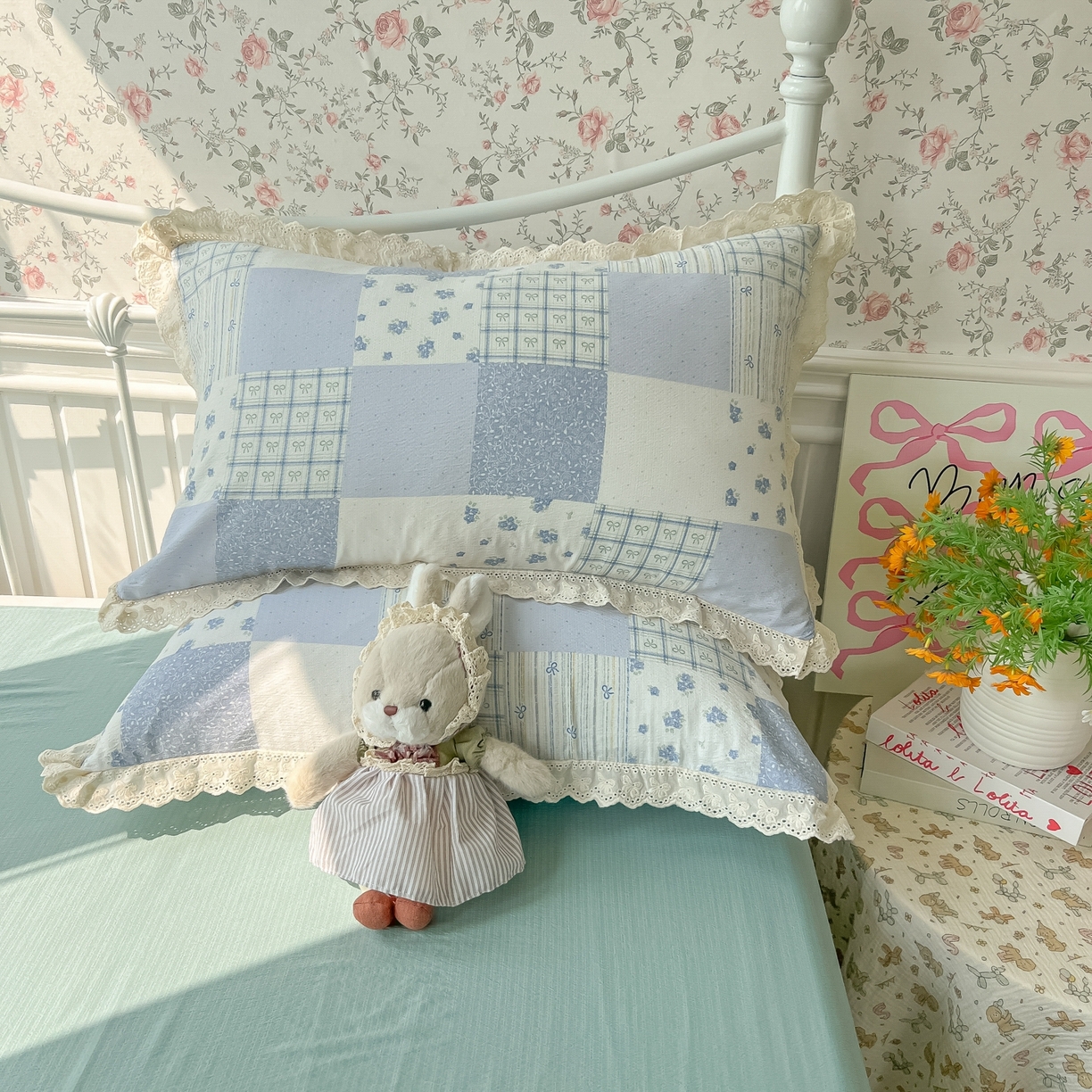 91家纺网 家纺一手货源 找家纺 韩巢家纺 2025新款蝴蝶花边直播热销款四件套开学季韩系学生宿舍床上三件套-（提供卖家秀） 雾漫春日-蓝【蝴蝶花边款】