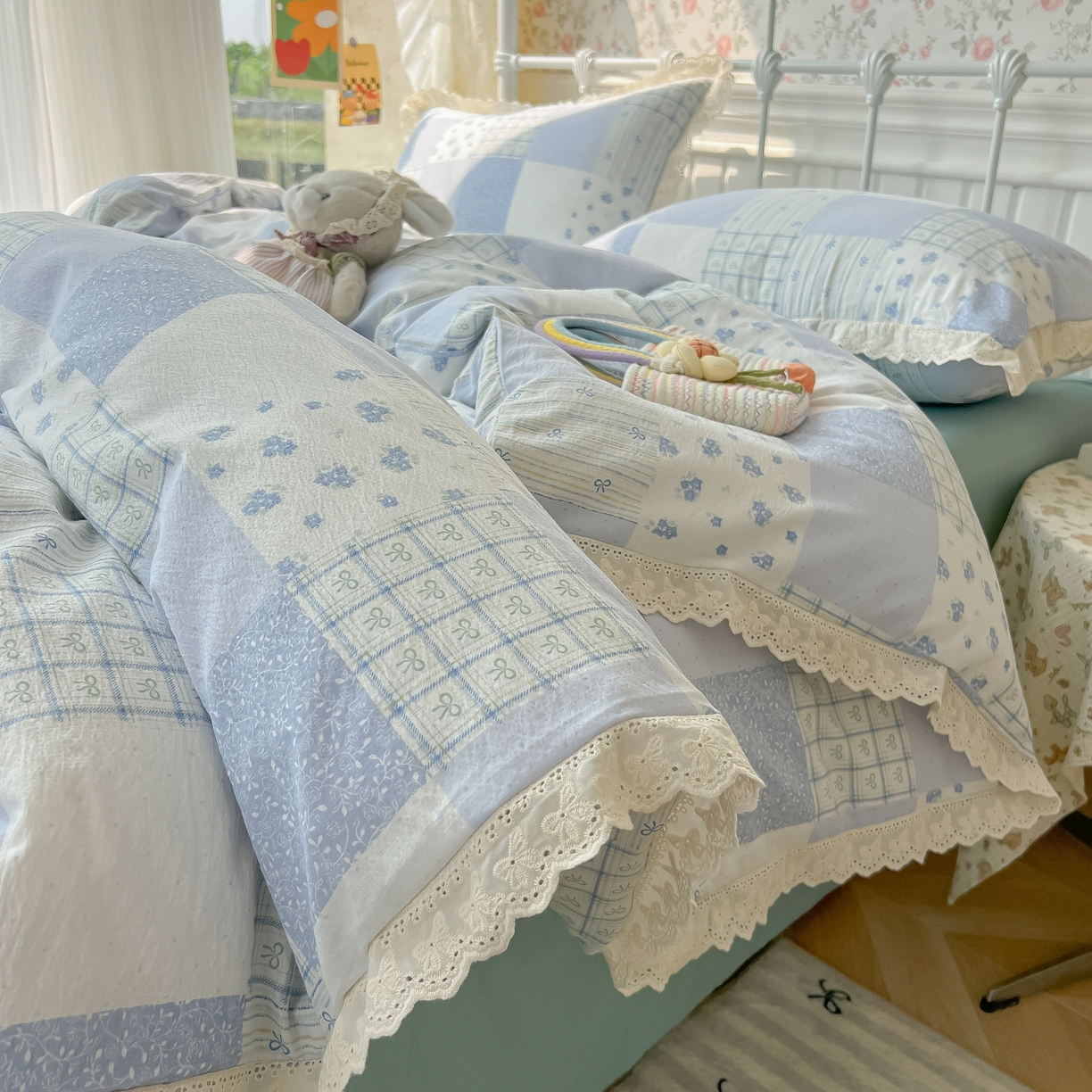 91家纺网 家纺一手货源 找家纺 韩巢家纺 2025新款蝴蝶花边直播热销款四件套开学季韩系学生宿舍床上三件套-（提供卖家秀） 雾漫春日-蓝【蝴蝶花边款】