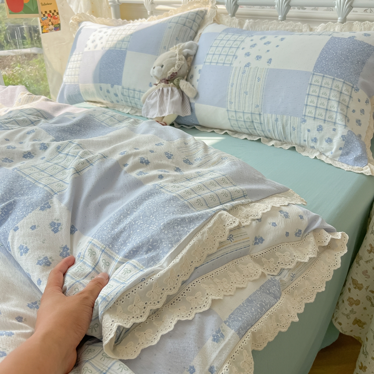 91家纺网 家纺一手货源 找家纺 韩巢家纺 2025新款蝴蝶花边直播热销款四件套开学季韩系学生宿舍床上三件套-（提供卖家秀） 雾漫春日-蓝【蝴蝶花边款】