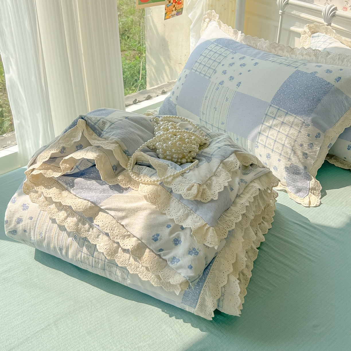 91家纺网 家纺一手货源 找家纺 韩巢家纺 2025新款蝴蝶花边直播热销款四件套开学季韩系学生宿舍床上三件套-（提供卖家秀） 雾漫春日-蓝【蝴蝶花边款】