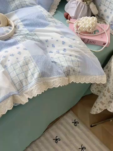 91家纺网 家纺一手货源 找家纺 韩巢家纺 2025新款蝴蝶花边直播热销款四件套开学季韩系学生宿舍床上三件套-（提供卖家秀） 雾漫春日-蓝【蝴蝶花边款】