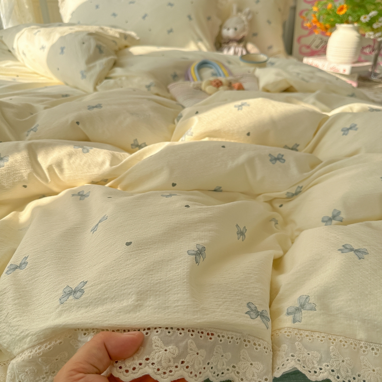 91家纺网 家纺一手货源 找家纺 韩巢家纺 2025新款蝴蝶花边直播热销款四件套开学季韩系学生宿舍床上三件套-（提供卖家秀） 相思-蓝【蝴蝶花边款】