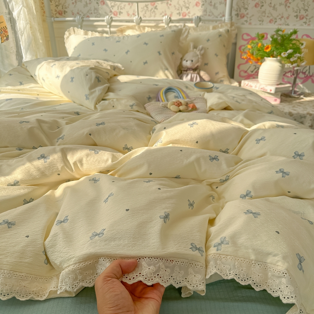 91家纺网 家纺一手货源 找家纺 韩巢家纺 2025新款蝴蝶花边直播热销款四件套开学季韩系学生宿舍床上三件套-（提供卖家秀） 相思-蓝【蝴蝶花边款】