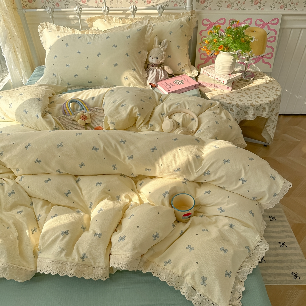 91家纺网 家纺一手货源 找家纺 韩巢家纺 2025新款蝴蝶花边直播热销款四件套开学季韩系学生宿舍床上三件套-（提供卖家秀） 相思-蓝【蝴蝶花边款】