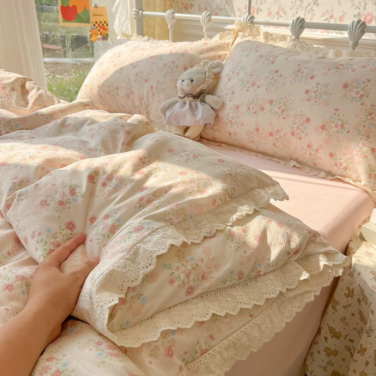 91家纺网 家纺一手货源 找家纺 韩巢家纺 2025新款蝴蝶花边直播热销款四件套开学季韩系学生宿舍床上三件套-（提供卖家秀） 序曲-粉【蝴蝶花边款】