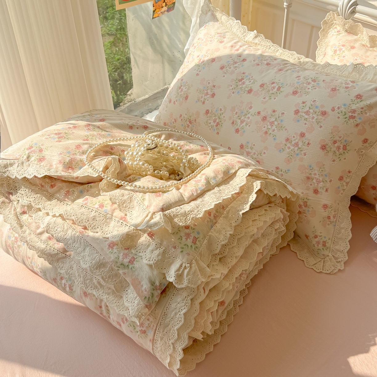 91家纺网 家纺一手货源 找家纺 韩巢家纺 2025新款蝴蝶花边直播热销款四件套开学季韩系学生宿舍床上三件套-（提供卖家秀） 序曲-粉【蝴蝶花边款】