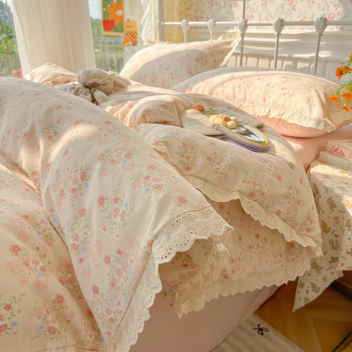 91家纺网 家纺一手货源 找家纺 韩巢家纺 2025新款蝴蝶花边直播热销款四件套开学季韩系学生宿舍床上三件套-（提供卖家秀） 序曲-粉【蝴蝶花边款】