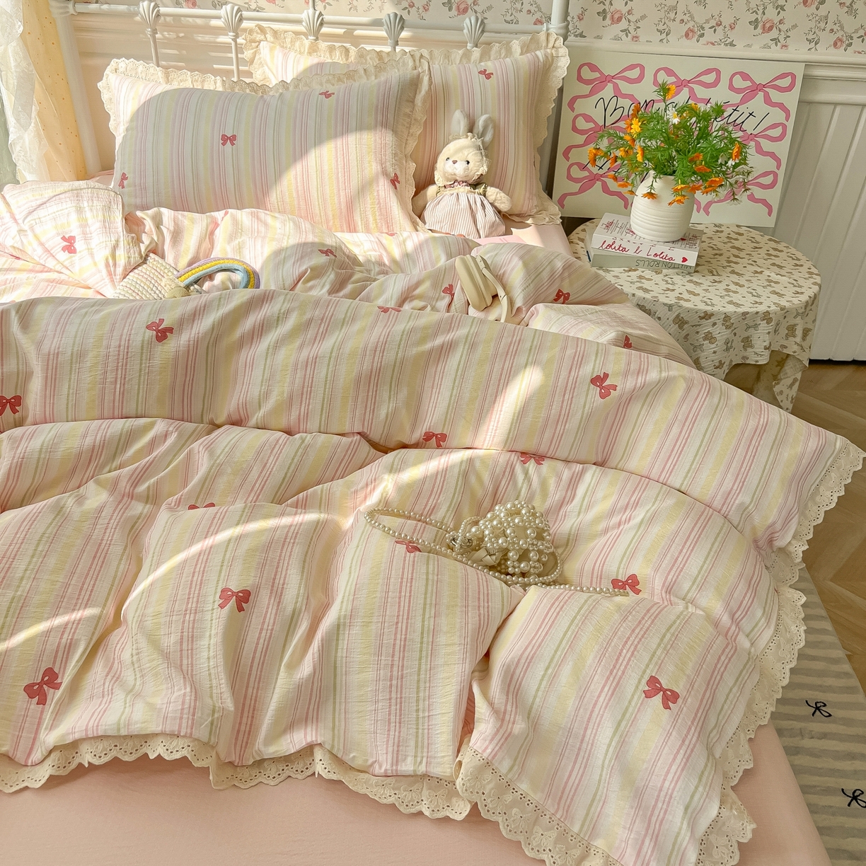 91家纺网 家纺一手货源 找家纺 韩巢家纺 2025新款蝴蝶花边直播热销款四件套开学季韩系学生宿舍床上三件套-（提供卖家秀） 遇见彩虹【蝴蝶花边款】