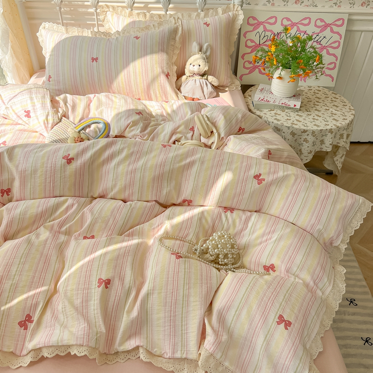 91家纺网 家纺一手货源 找家纺 韩巢家纺 2025新款蝴蝶花边直播热销款四件套开学季韩系学生宿舍床上三件套-（提供卖家秀） 遇见彩虹【蝴蝶花边款】