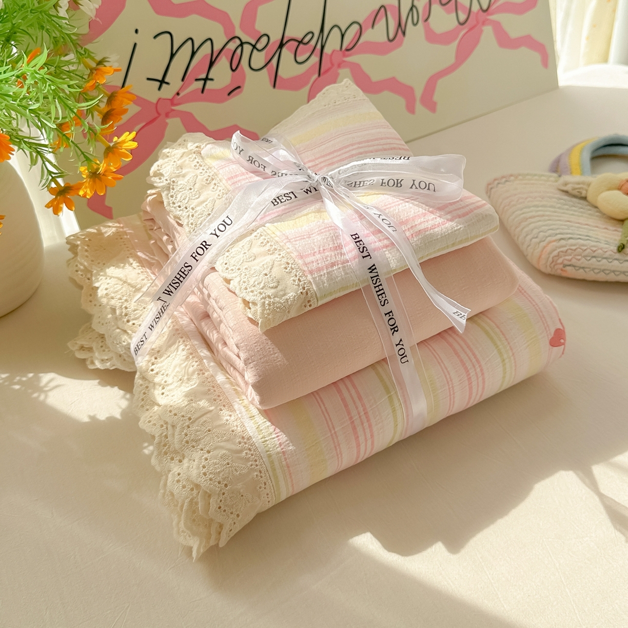 91家纺网 家纺一手货源 找家纺 韩巢家纺 2025新款蝴蝶花边直播热销款四件套开学季韩系学生宿舍床上三件套-（提供卖家秀） 遇见彩虹【蝴蝶花边款】