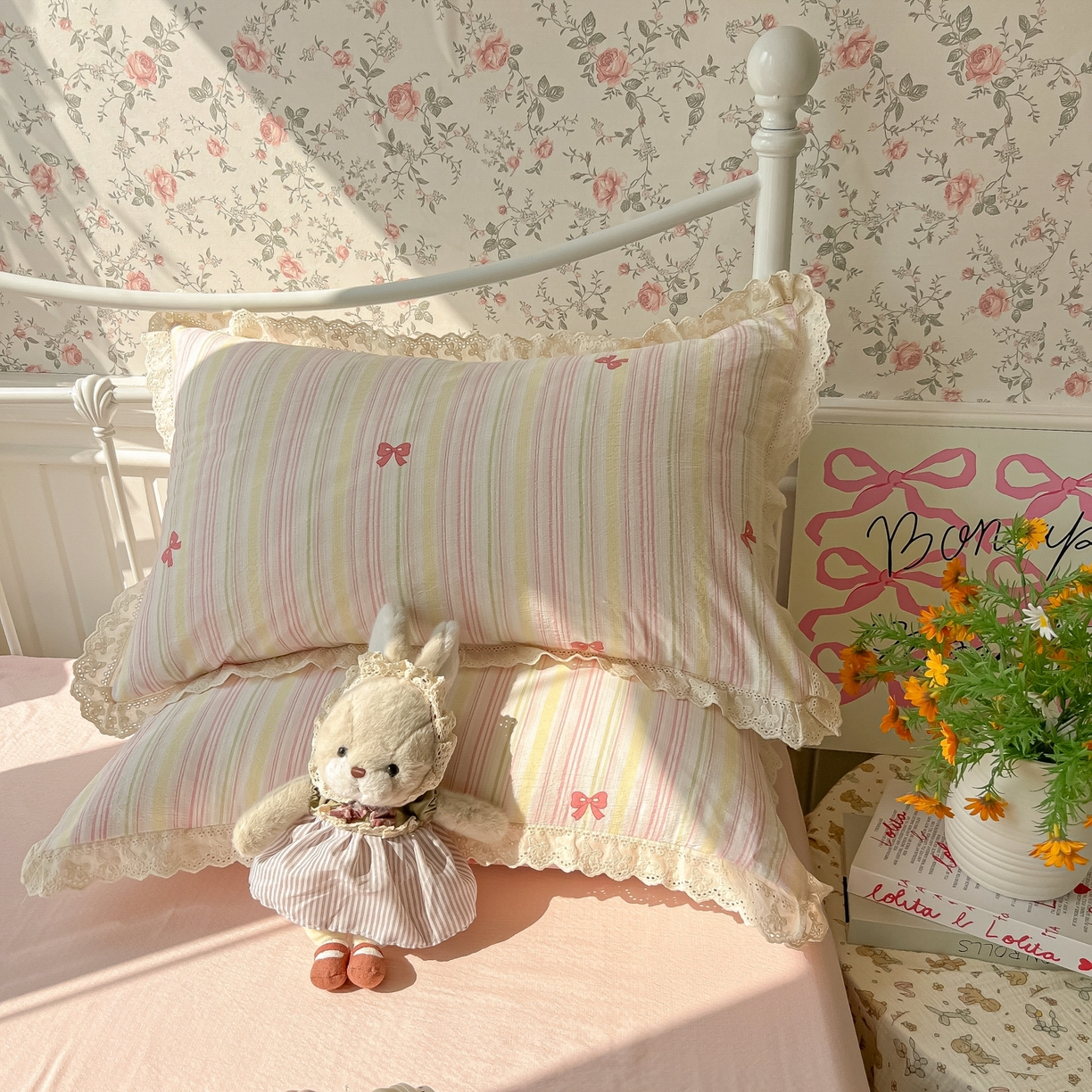 91家纺网 家纺一手货源 找家纺 韩巢家纺 2025新款蝴蝶花边直播热销款四件套开学季韩系学生宿舍床上三件套-（提供卖家秀） 遇见彩虹【蝴蝶花边款】