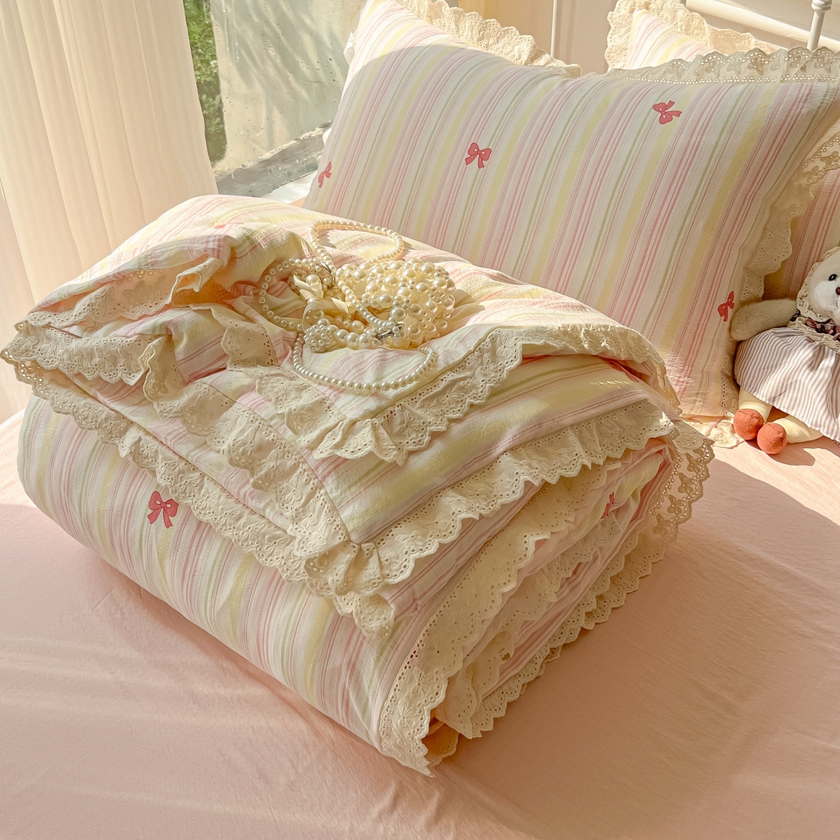 91家纺网 家纺一手货源 找家纺 韩巢家纺 2025新款蝴蝶花边直播热销款四件套开学季韩系学生宿舍床上三件套-（提供卖家秀） 遇见彩虹【蝴蝶花边款】