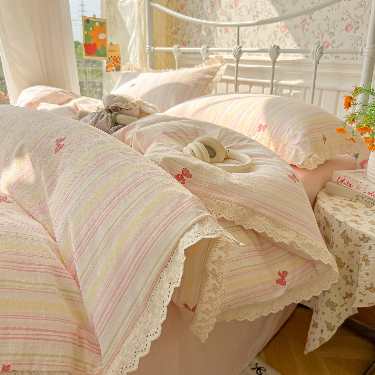 91家纺网 家纺一手货源 找家纺 韩巢家纺 2025新款蝴蝶花边直播热销款四件套开学季韩系学生宿舍床上三件套-（提供卖家秀） 遇见彩虹【蝴蝶花边款】