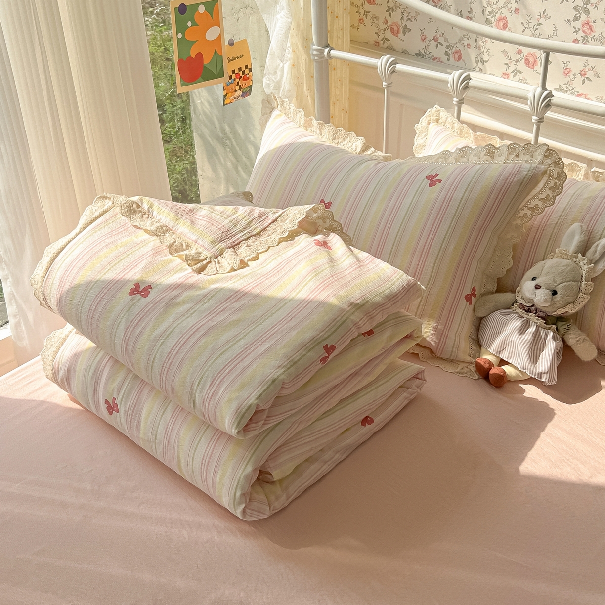 91家纺网 家纺一手货源 找家纺 韩巢家纺 2025新款蝴蝶花边直播热销款四件套开学季韩系学生宿舍床上三件套-（提供卖家秀） 遇见彩虹【蝴蝶花边款】