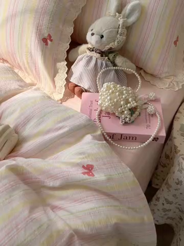 91家纺网 家纺一手货源 找家纺 韩巢家纺 2025新款蝴蝶花边直播热销款四件套开学季韩系学生宿舍床上三件套-（提供卖家秀） 遇见彩虹【蝴蝶花边款】