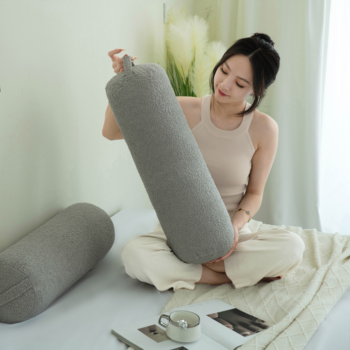 91家纺网 家纺一手货源 找家纺 （总）美达人  2025新款泰迪绒糖果枕圆枕靠背沙发飘窗靠枕